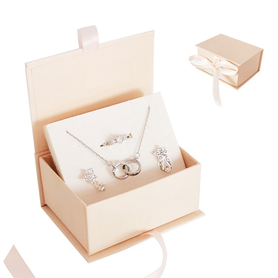 Hàng may mặc 4C Bao bì đồ trang sức Đóng từ tính Hộp cứng nhắc In offset