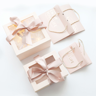 Hộp trình bày hoa các tông 20 * 12cm có nắp đậy bằng Vecni UV